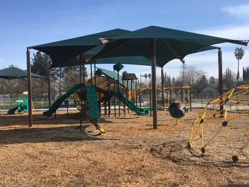 Single Post Pyramid Shade